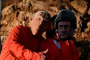 İsrailliler ekim seçimlerini korumak için füze pankartları, Netanyahu maskeleriyle sokağa çıktı