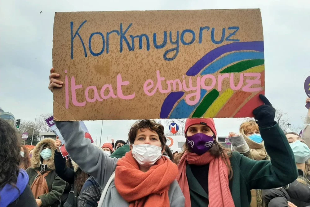 Kaos GL’ye 'müstehcenlik' suçlamasıyla operasyon: Dernek yöneticileri gözaltına alındı