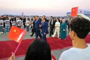 Çin Devlet Başkanı Şi, 10 yıl aradan sonra Mısır'a gitti
