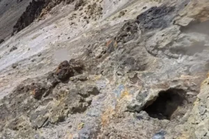 AĞRI- Tendürek Dağı’nda gaz çıkışları görüntülendi: ‘Ejderhanın ağzı gibiydi’