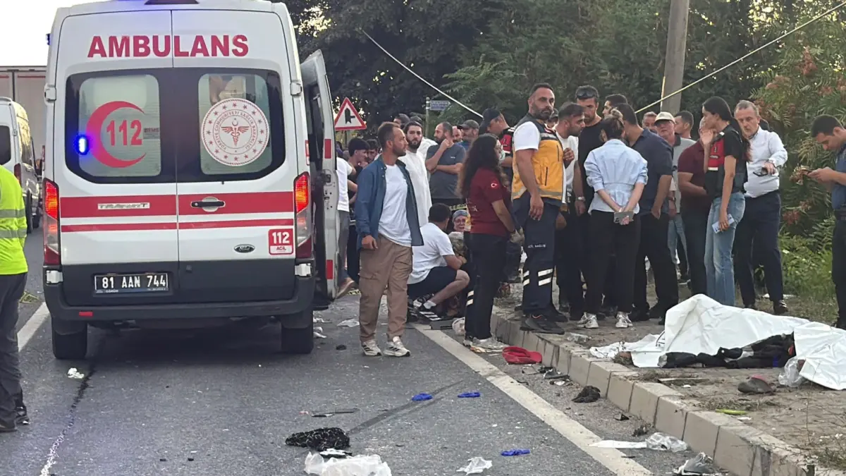 Düzce’de fındık işçilerini taşıyan araç ile TIR çarpıştı: Çok sayıda ölü ve yaralı var