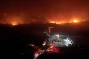 Antalya'da orman yangını: Üç mahalle tahliye edildi
