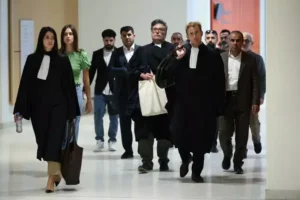 Paris'te 32 göçmenin hayatını kaybettiği faciayla ilgili 14 kaçakçının yargılandığı dava başladı