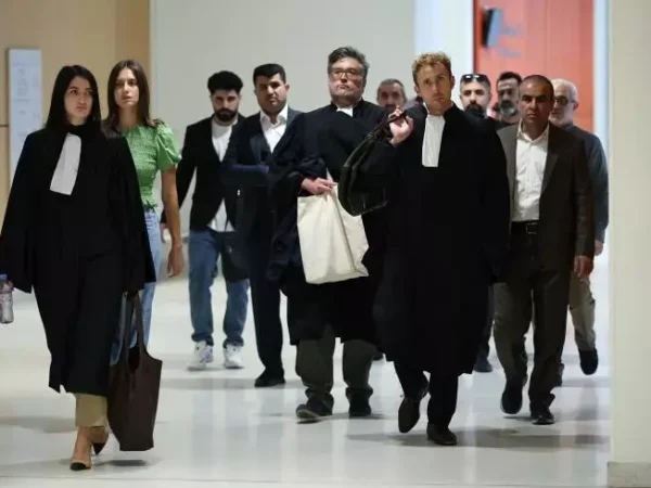 Paris'te 32 göçmenin hayatını kaybettiği faciayla ilgili 14 kaçakçının yargılandığı dava başladı