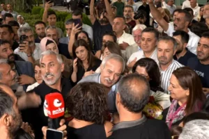 Selçuk Mızraklı 7 yıl sonra Diyarbakır’a döndü: ‘Ceketimden Demirtaş’ın kokusu geliyor’