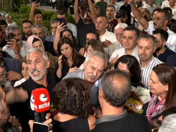 Selçuk Mızraklı 7 yıl sonra Diyarbakır’a döndü: ‘Ceketimden Demirtaş’ın kokusu geliyor’