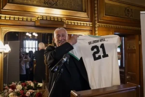 İngiltere Avam Kamarası Başkanı’na Amedspor forması hediye edildi