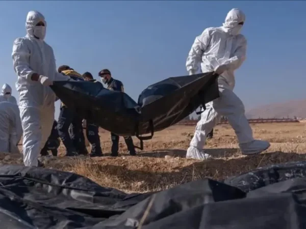 Suriye'de devrik Esad rejiminin askeri karargahında toplu mezar bulundu
