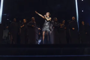 Celine Dion’dan altı yıl sonra sahneye dönüş: Paris’te 35 bin hayranıyla buluştu