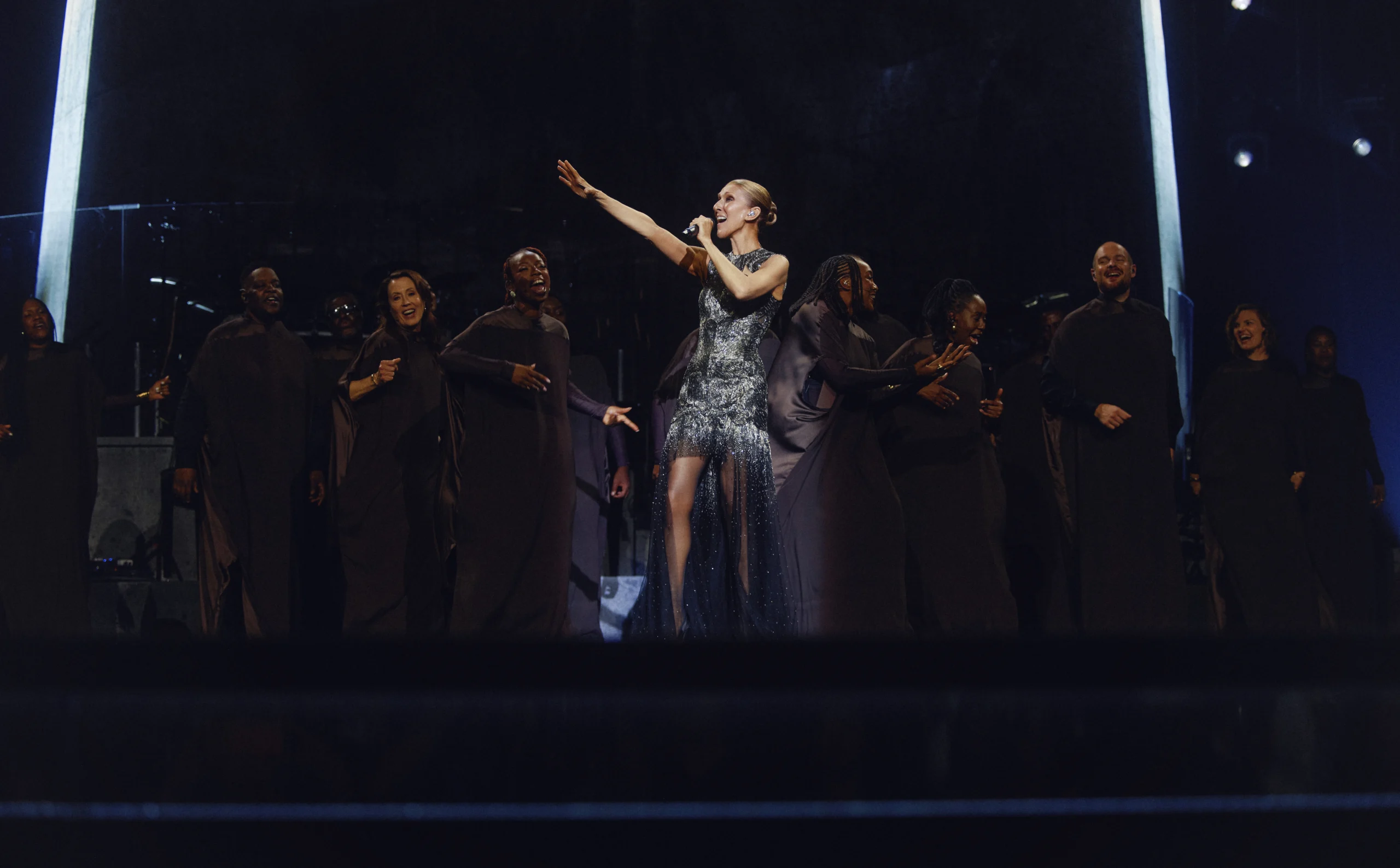 Celine Dion’dan altı yıl sonra sahneye dönüş: Paris’te 35 bin hayranıyla buluştu