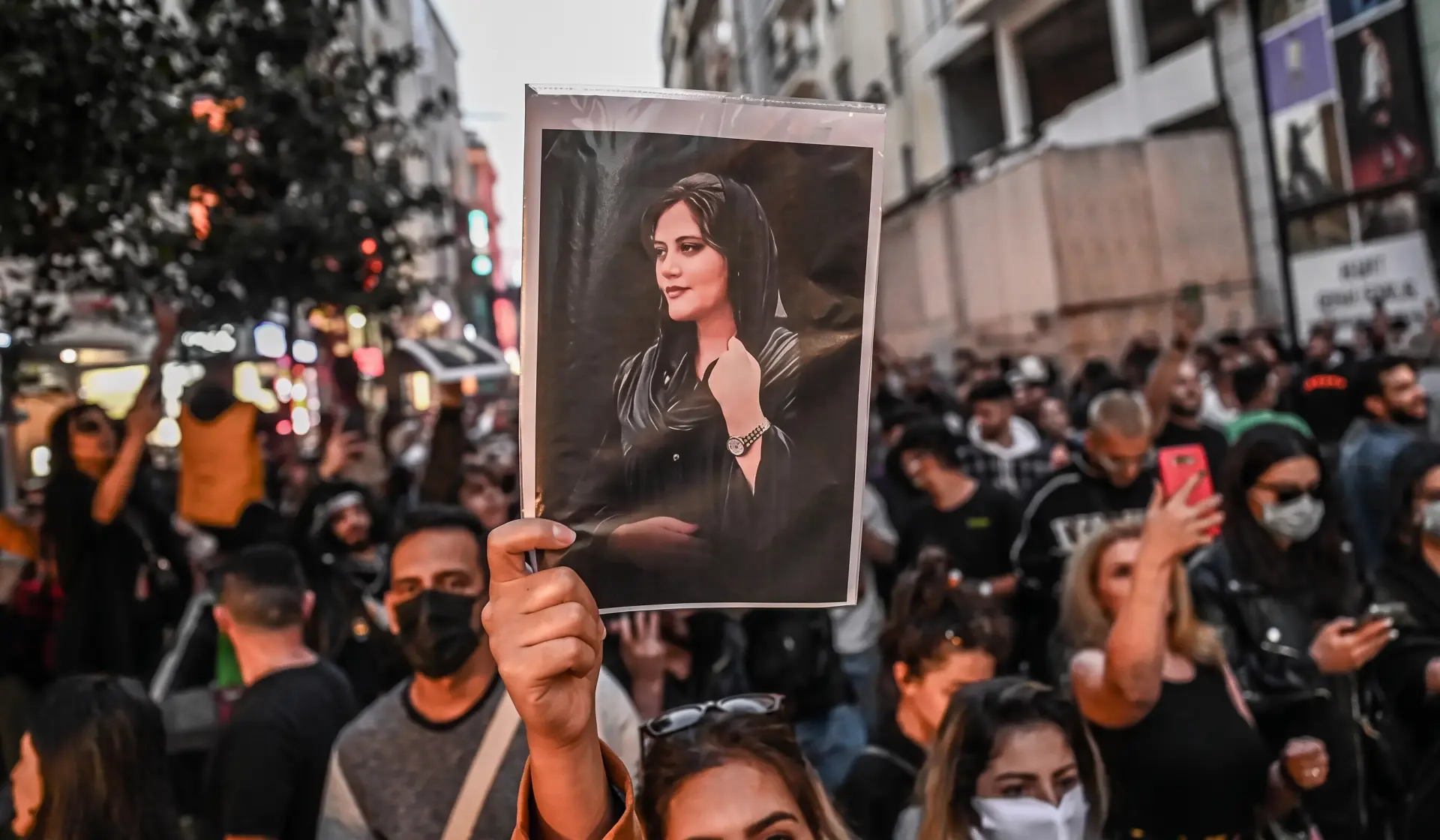 Rojhilat’ta Jina Emini’nin ölüm yıldönümünde genel grev