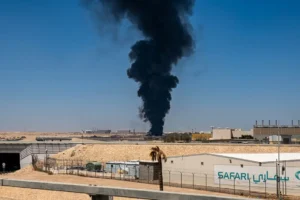 Riyad'da patlamalar: Havalimanında uçuşlar durdu, Aramco tesisinde yangın çıktı