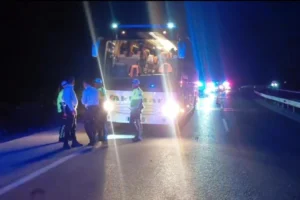 Manisa'da yolcu otobüsü kaza yaptı: 18 yaralı