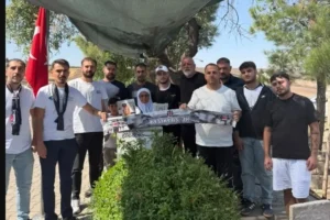 Beşiktaş Çarşı Grubu'ndan Narin Güran ve Rojin Kabaiş’in mezarına ziyaret