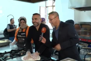 DİYARBAKIR- Dünya şampiyonu Hakkı Akdeniz memleketinde: Yöresel otlarla ‘Kürt pizzası’ yaptı