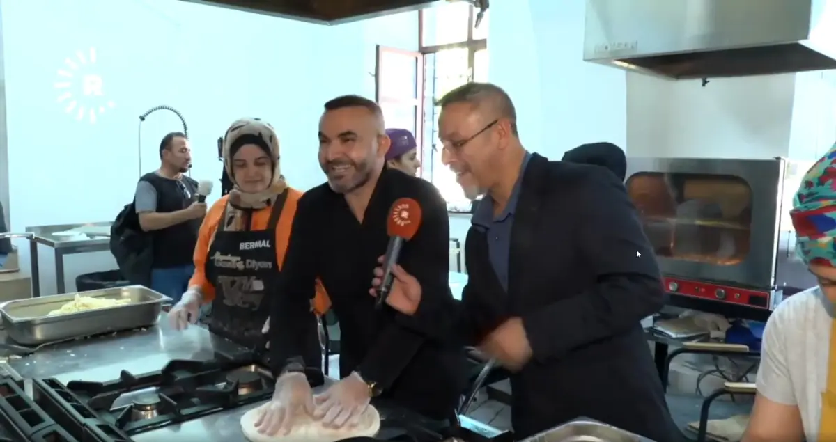 DİYARBAKIR- Dünya şampiyonu Hakkı Akdeniz memleketinde: Yöresel otlarla ‘Kürt pizzası’ yaptı