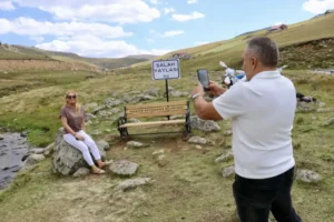 TRABZON - Muhammed Salah'ın yaylada fotoğraf çektirdiği taşın yanına bank konuldu