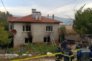 Evde yangın çıktı: Baba ve kızı yanarak öldü