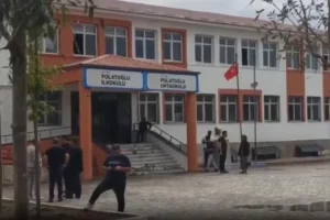 Van’da bir öğrenci okula pompalı tüfekle gitti