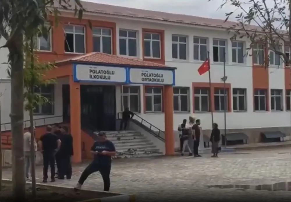 Van’da bir öğrenci okula pompalı tüfekle gitti