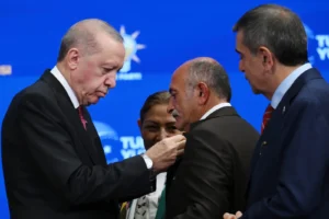 9 belediye başkanı AK Parti’ye katıldı, rozetlerini Erdoğan taktı
