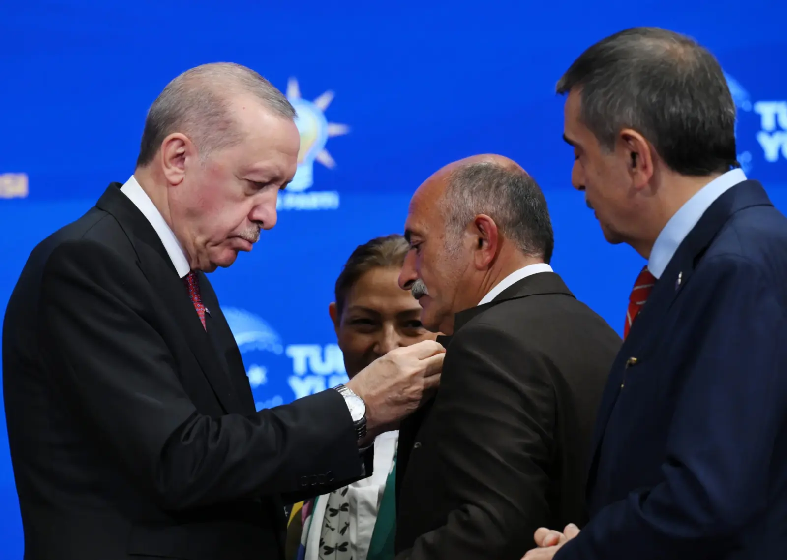 9 belediye başkanı AK Parti’ye katıldı, rozetlerini Erdoğan taktı