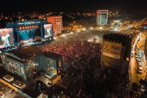 Eski AK Parti’li yöneticiden Diyarbakır’daki festivale tepki: Kürt sanatçılar neden yok?