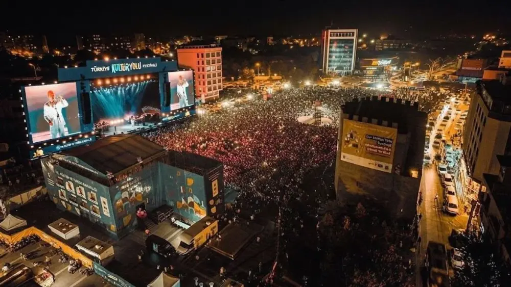 Eski AK Parti’li yöneticiden Diyarbakır’daki festivale tepki: Kürt sanatçılar neden yok?