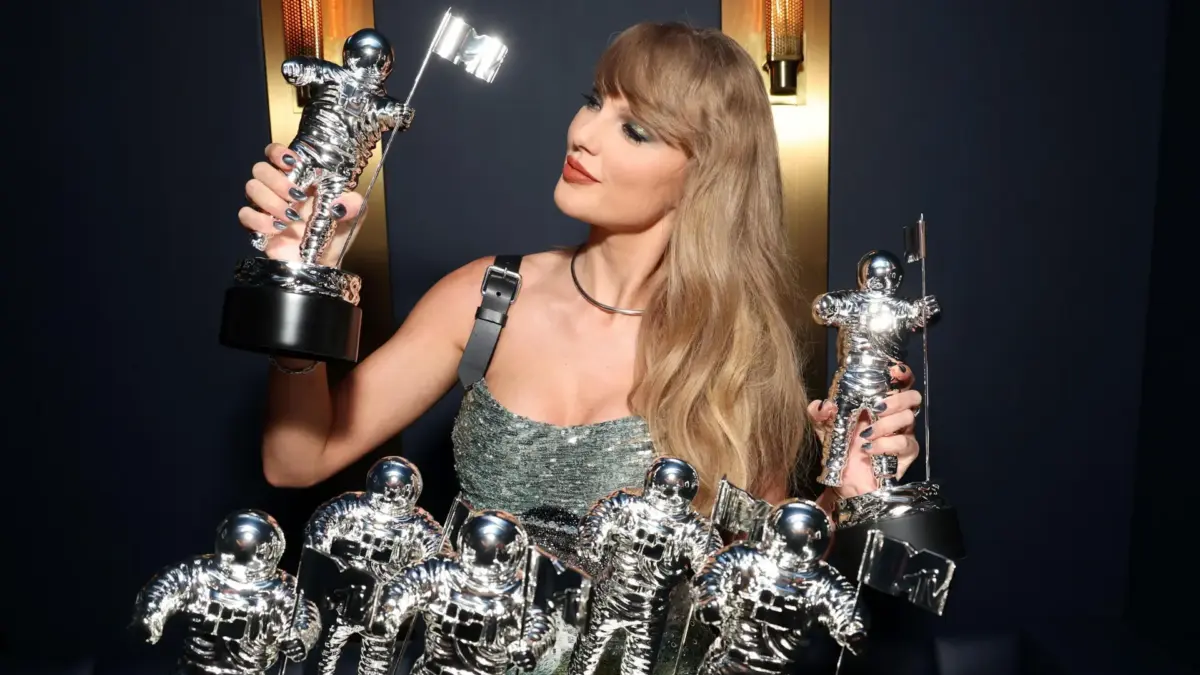 Taylor Swift, MTV VMA tarihine geçti