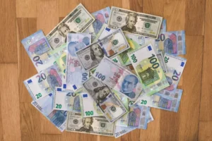 Dolar güne yükselişle başladı, avro düştü
