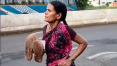 Hindistan'da kızının eğitimi için yalınayak koşan anneye ödül
