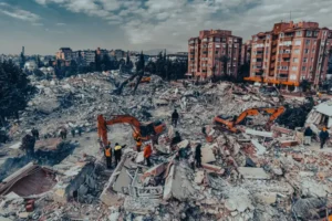 Depremde yıkılan Kardaş Apartmanı davasında bilirkişi raporu 1 yılı aşkın süredir bekleniyor