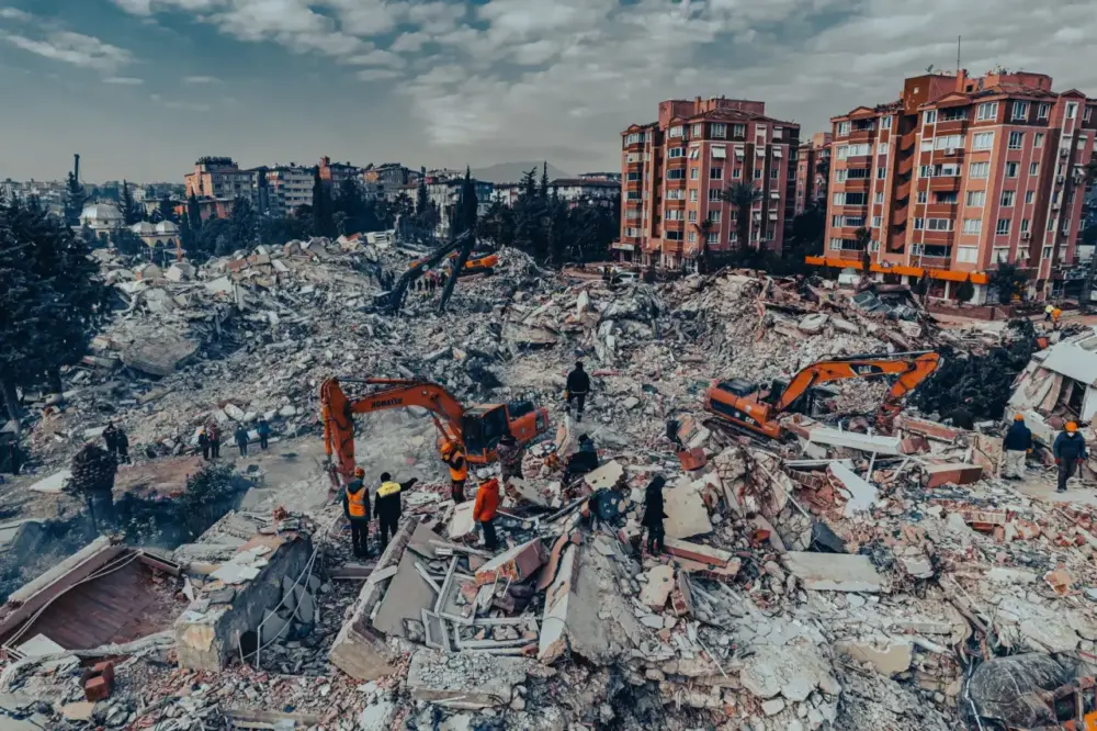 Depremde yıkılan Kardaş Apartmanı davasında bilirkişi raporu 1 yılı aşkın süredir bekleniyor