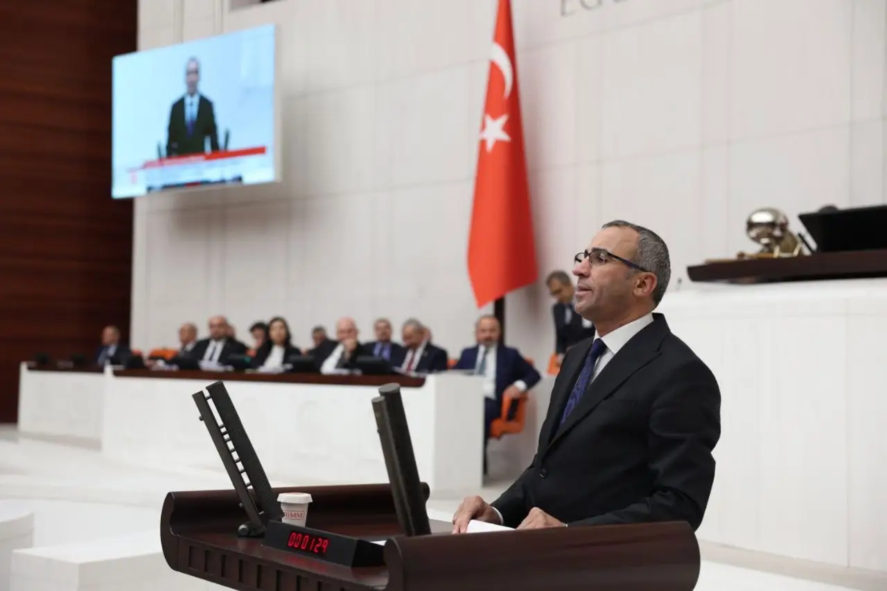 DEM Partili Celal Fırat, Alevi yurttaşların Koyunbaba Dergahı'na alınmamasını Meclis gündeminde taşıdı