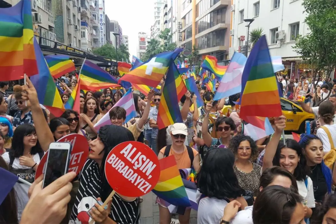 İzmir'de "Ailem Güvende" adı verilen operasyonda gözaltına alınan 16 kişi tutuklandı