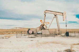 Ortadoğu’daki çatışmalar piyasalara yansıdı: Brent petrolün fiyatı 100 dolara dayandı