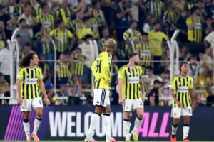 Derbi yenilgisi sonrası Fenerbahçe'de ilk hamle: İsmail Kartal 4 futbolcuyu kulübeye çekiyor