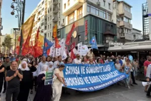 İzmir'de 1 Eylül yürüyüşü: “Savaşa ve sömürüye karşı barışı büyütelim”