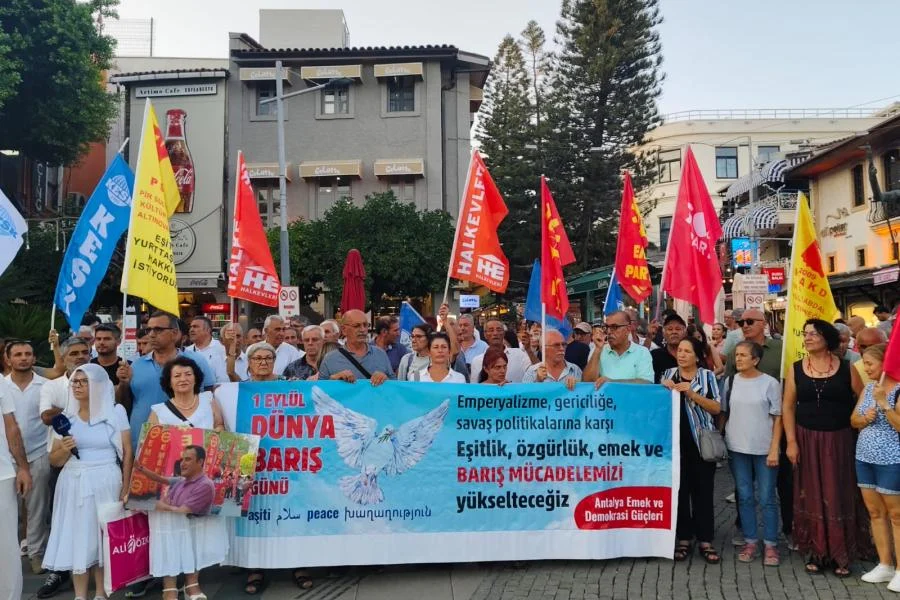 Antalya'da 1 Eylül Dünya Barış Günü açıklaması: Barış, halkların ortak mücadelesiyle gelecektir