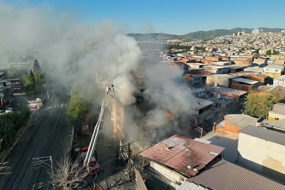 İzmir'de mobilya atölyesindeki yangın 4 binaya sıçradı: 2'si çocuk, 4 kişi tahliye edildi