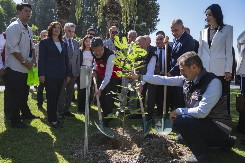 Tarımdan sorumlu Bakan Yumaklı, fidanı plastik saksısıyla gömmeye kalktı