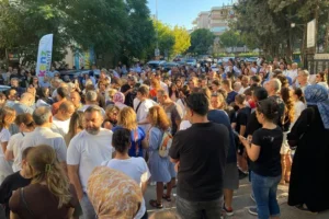 Bursa'da yıkım kararı verilen ortaokul binasında eğitime devam edilmesi, veliler tarafından protesto edildi