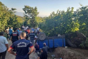 Fındık işçilerini taşıyan traktör devrildi; 18 işçi yaralandı