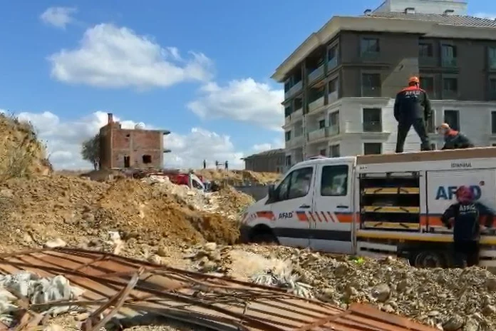Başakşehir'de inşaatta toprak kayması: 2 işçi kurtarıldı, 1 işçi göçük altında