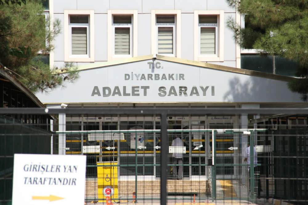 Diyarbakır ve Manisa'da çok sayıda kişi ev baskınlarıyla gözaltına alındı