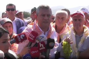 Özgür Özel Manisa'da üzüm üreticileriyle buluştu: "TMO'nun bir an önce doğru bir fiyat açıklaması lazım"