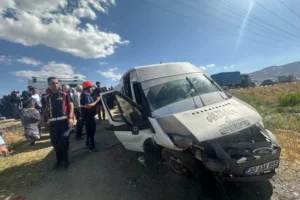 Hakkari Yüksekova’da servis minibüsü kaza yaptı: 6 yaralı