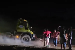 ODTÜ öğrencileri 'rant yolu'nu kapattı: Belediye aracı öğrencilerin üzerine sürüldü