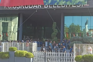 Üsküdar'da başkan vekili seçimi öncesi belediye binası polis ablukasında