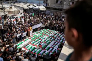 Gazze'de enkazlar cenaze dolu: 100'den fazla Filistinli törenle defnedildi